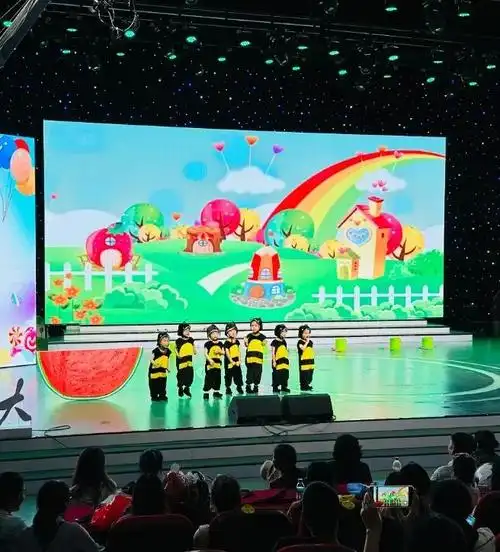 演出在幼师们共同表演的舞蹈《站在草原望北京》中拉开序幕,大,中