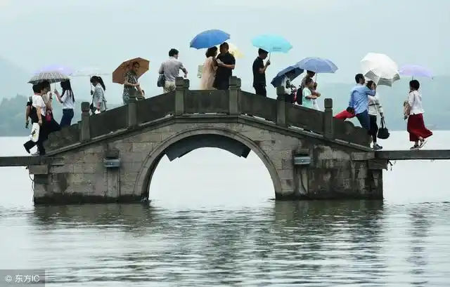 西湖美景,随着一部白娘子的故事,传遍了大街小巷,雷峰塔的神话,更是