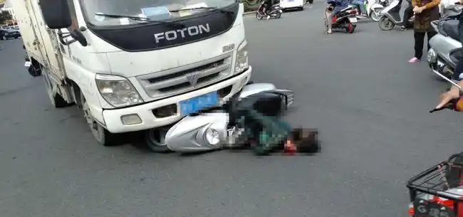 陆丰某地车祸,一女子头破血流,倒地不起