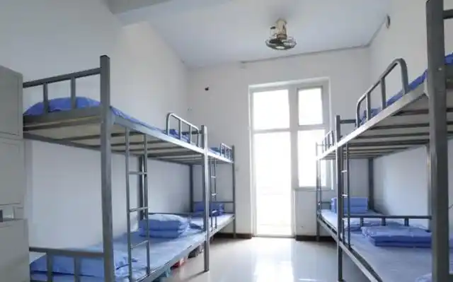 河南一中学引发争议,24人宿舍还多交钱?5000元宿舍费让家长不满