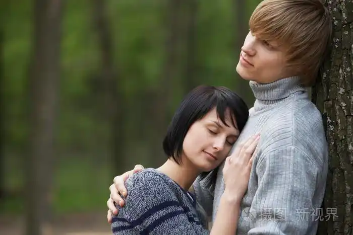 铺设的头靠在男人的胸部的女人