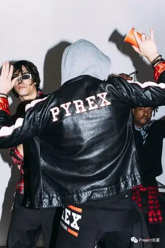 offwhite主理人virgilabloh另一个独立品牌pyrex19秋冬广告大片