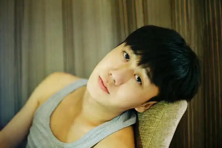 近日,卓尔文化旗下演员姜冠南一组慵懒胶片风写真曝光,真实演绎今夏