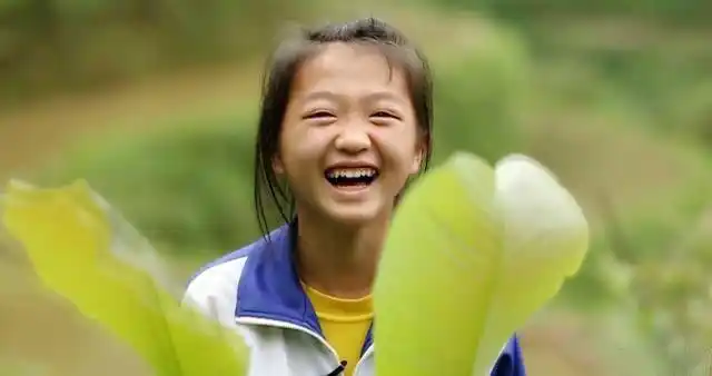 农村的孩子有着很多朴实,天真,爱笑是她不拘束于的生活方式