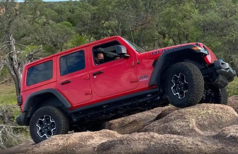 硬派越野车鼻祖不能玩插混?jeep牧马人牌子回了国外,但魂还在