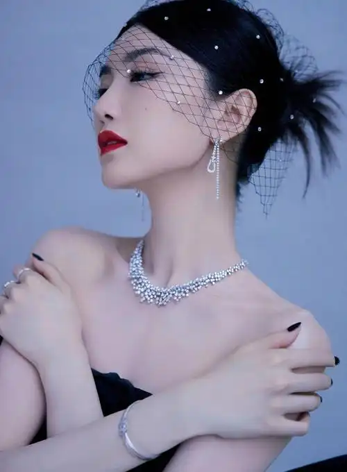 毛晓彤个人资料简介(被亲生父亲索要五千万,目睹男友出轨) - 龙腾网