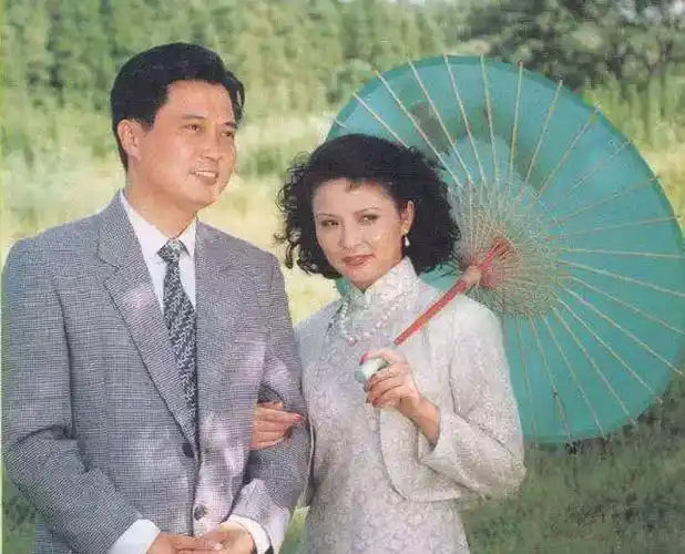 回顾80年代当红女星李羚与初恋老公恩爱38年无儿无女也幸福