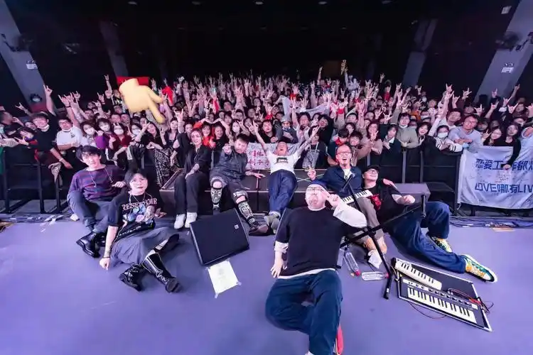 是谁和痛仰合影了哦是我