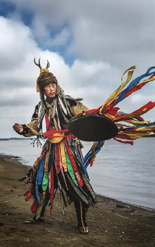 乌苏里江畔的赫哲族萨满