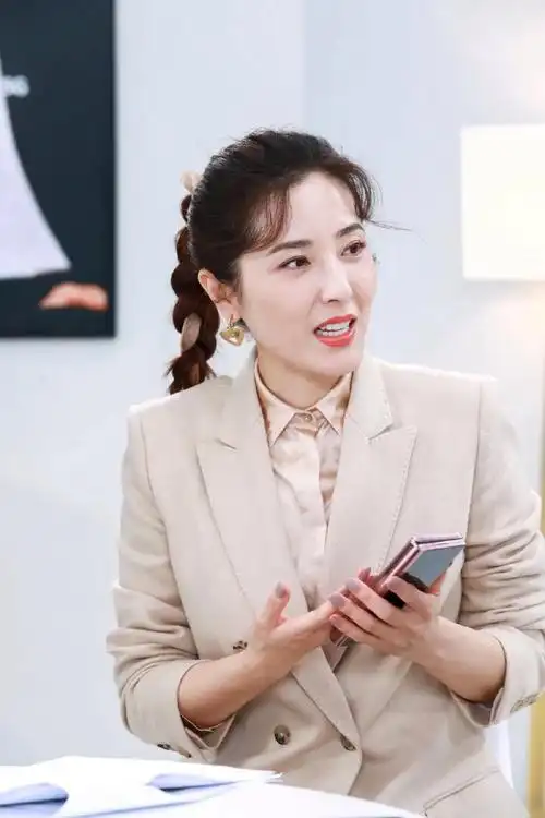 曾黎个人资料简介(45岁仍徘徊在爱情与婚姻之间)