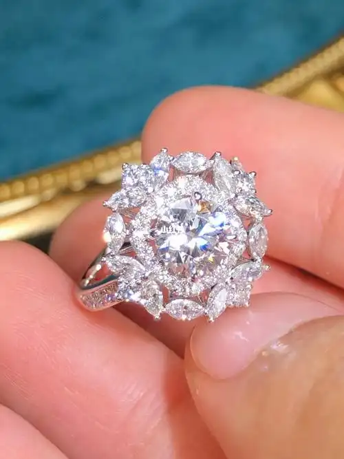 pt950铂金豪华群镶钻戒95 主钻1克拉 豪华群镶围绕78,带来非同凡