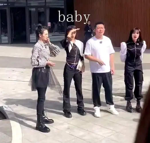 郑恺苗苗婚后同框录跑男夫妻俩旁若无人牵手讲悄悄话超甜蜜