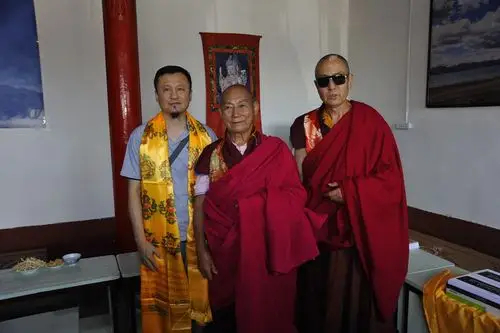 郭世平与孟克巴图活佛及雍和宫高僧合影