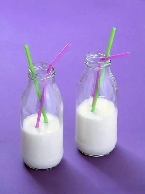 牛奶,无人,竖图,俯视,室内,特写,白天,阴影,紫色背景,反射,影子,塑料