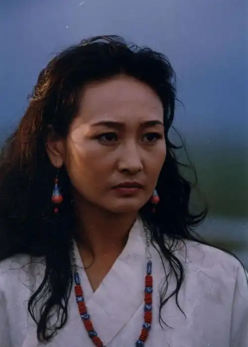 曾是家喻户晓的女星,嫁给腾格尔后息影7年,离婚后巅峰生涯_哈斯高娃