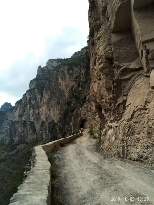 虹梯关挂壁公路在峭壁上蜿蜒