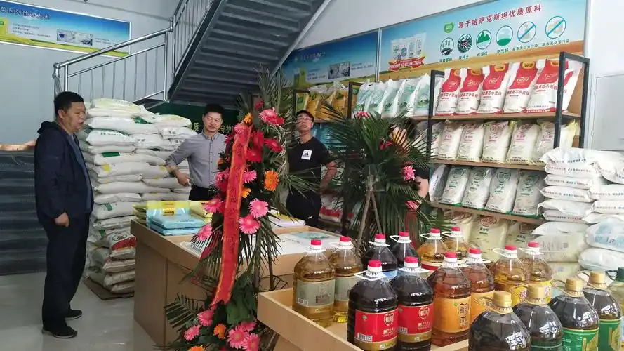 我部秦平安经理与粮店贺经理对产品摆放,店面布置的细节进行