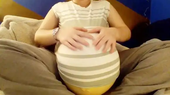五胞胎准妈妈,因为娃太多了,肚子都被撑成了一个球,好壮观啊
