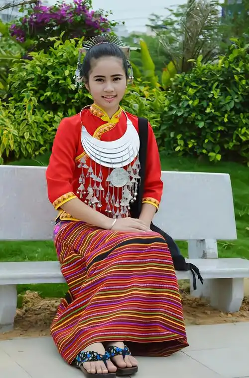 各个民族的服饰(各个民族的服饰图片)