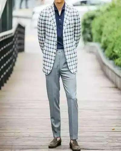 另一方面,如果你的西裤有翻边,万一哪天你的鞋子太高把裤长拉短,你还