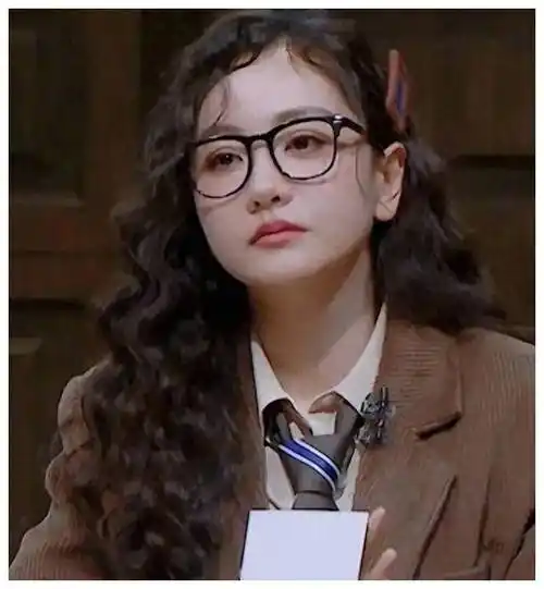 展示过精湛演技的她,塑造了一系列让人难忘的娱乐形象,比如蓉门童