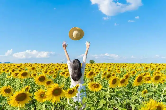 快乐的亚洲女人在一个完整的bl享受和放松肖像