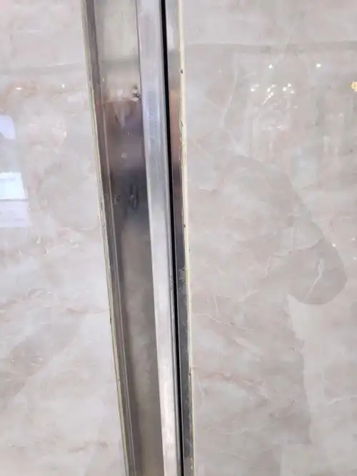 可用暗门拉手,门后装弹簧磁碰