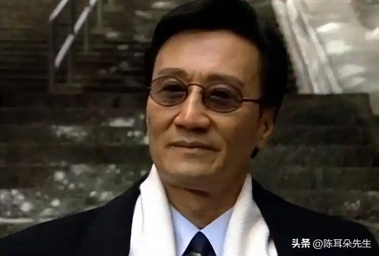 谢贤年轻时候的颜值非常高,甚至超过了郑少秋,当时谢贤就出演了《萧