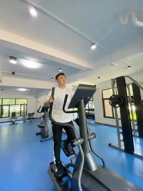 4个月逆袭成肌肉男架空层的免费健身房让邻居减了20斤