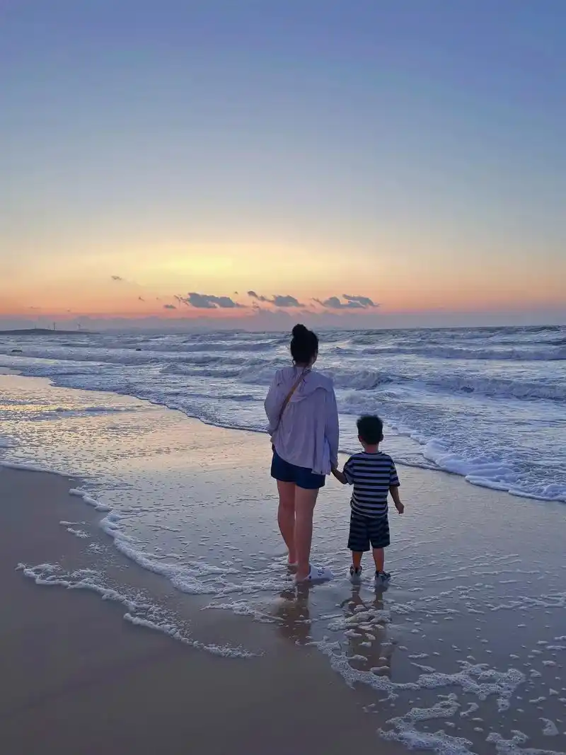 一起看海 #夕阳下的背影 #牵手看世界 #大海 #晚霞与你 - 抖音