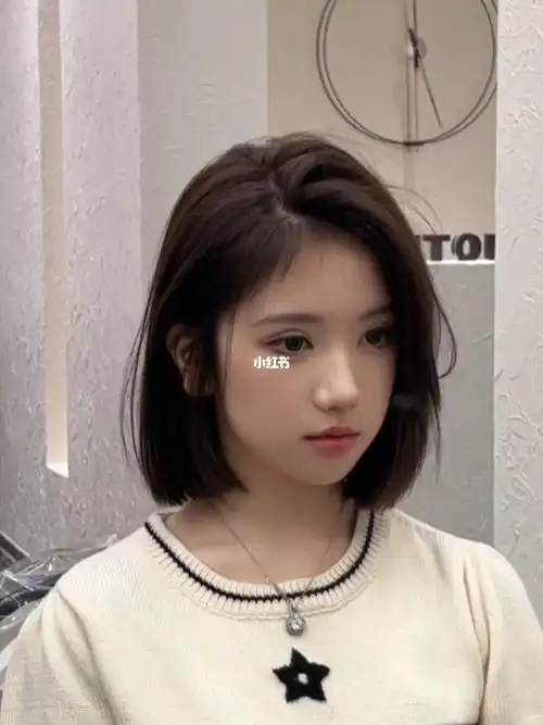 昆明短发推荐蓬松显气质搭配质感黑茶色