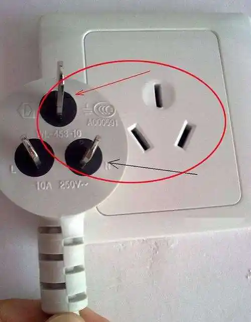 1可能是冰箱的插座接线端出现了松动的情况,导致冰箱插上电源跳闸的