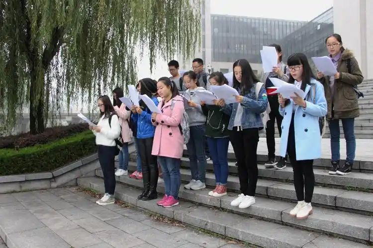 与黎明共舞,伴秋风诵读——管理学院嘉荷文学社开展特色晨读活动