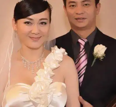 在与自己的丈夫结婚之后,她便很少在娱乐圈中拍戏了,很多人对于他这样