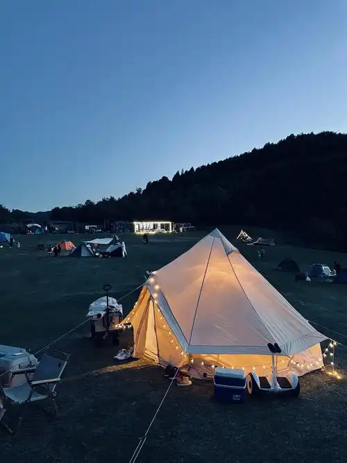 1 夜晚通透的星空 2 灯光里的帐篷 3 星空下的音乐 4 一杯暖心的红酒