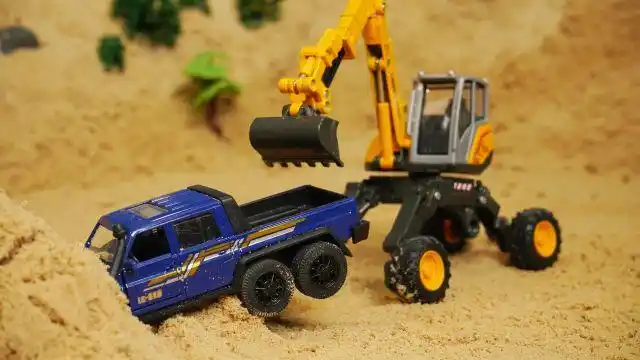 工程车玩具故事:吉普车在野外,遇到"沙尘暴"遭到掩埋,挖掘机前往驹