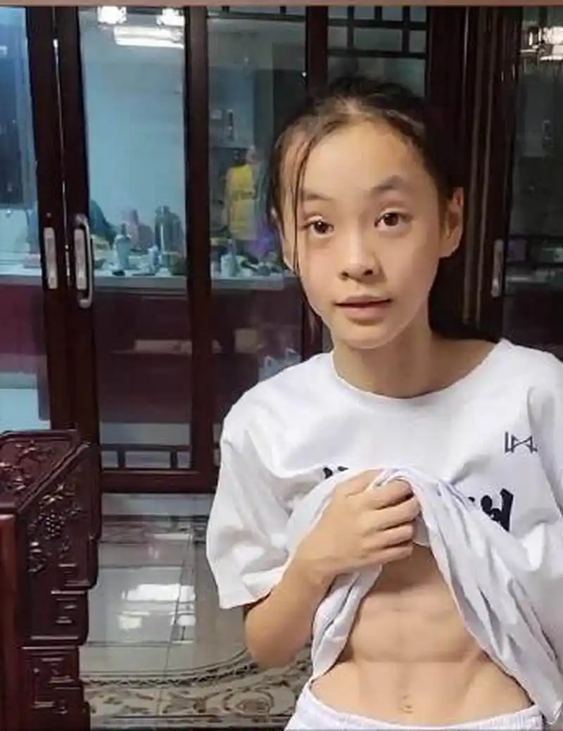 25日,孩子爸爸李先生称,孩子的八块腹肌是打篮球打多了就有的,并没有