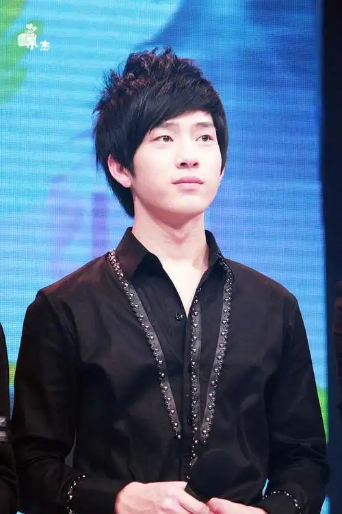 井柏然小鲜肉时期照片,白敬亭可以进来笑了