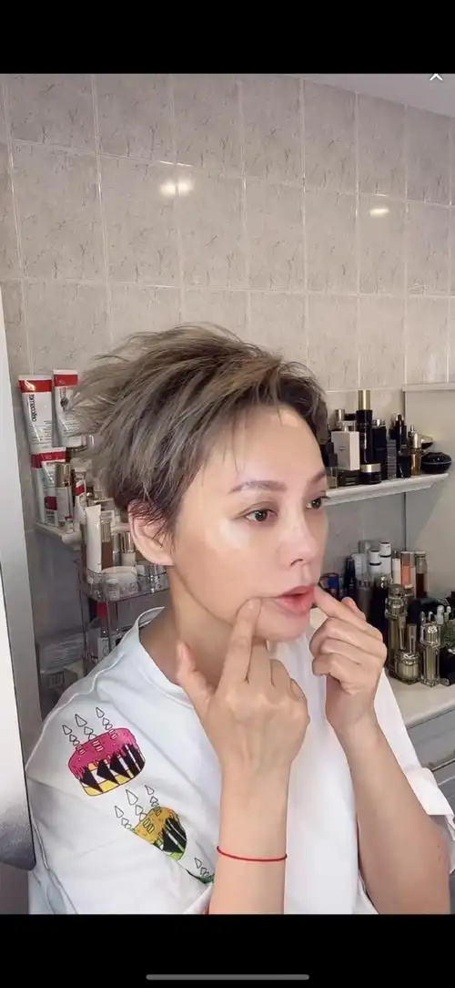 宁静52岁状态#宁静妆前妆后差别还不是很大,素颜皮肤状态还可以,骨相