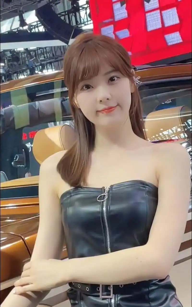 美女车模春晓,白皙的皮肤,娇美的面容,窈窕的身姿,一个青春可爱的女孩