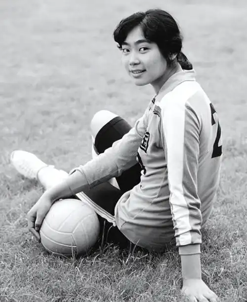 梁艳:女排唯一"五连冠",退役经商嫁球迷丈夫,女儿是清华博士