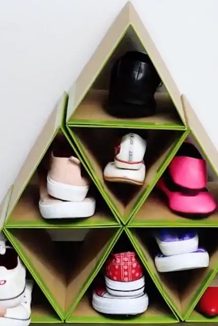 废旧的纸箱太占地方,教你一招纸箱变鞋架