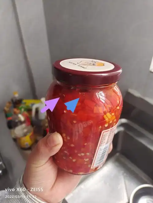 这个白色一条条的不是蛆嘛超市的工作人员跟我解释说是辣椒里面发的牙