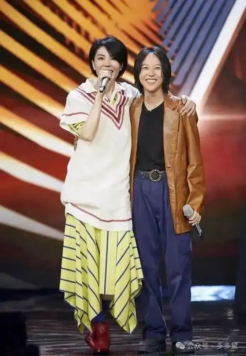 剃三毛头疑似跟知名女导演结婚的窦靖童深夜发文哭泣