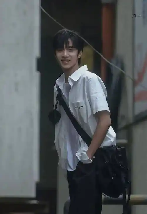 刘耀文 | 白衬衫的男高生,少年气满满~ 676767_少年气_刘耀文