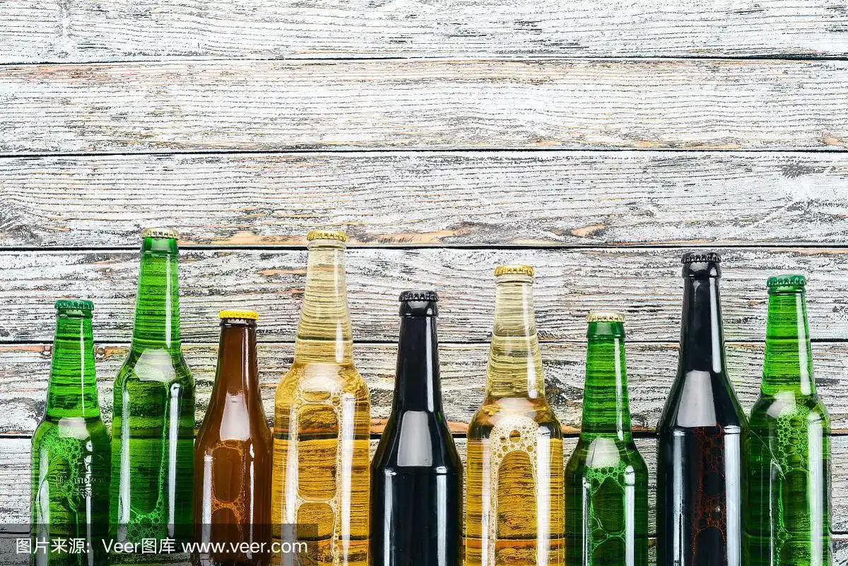 有很多啤酒瓶可供选择.在一张白色的木桌上.文本的空闲空间.前视图.
