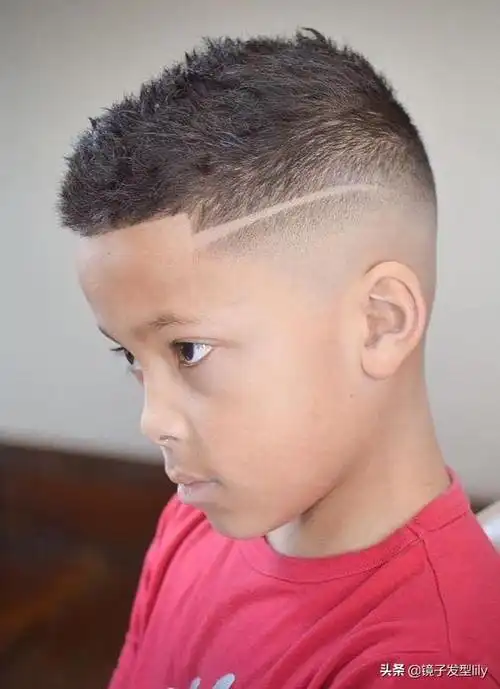 现在的小男孩发型也是越来越讲究,就从两侧铲短图案新款来说,儿童头型