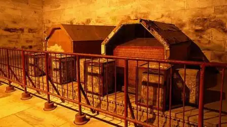 探秘历史 第二季 : 考古队打开光绪墓,军医清理遗体时,为何忍不住呕吐