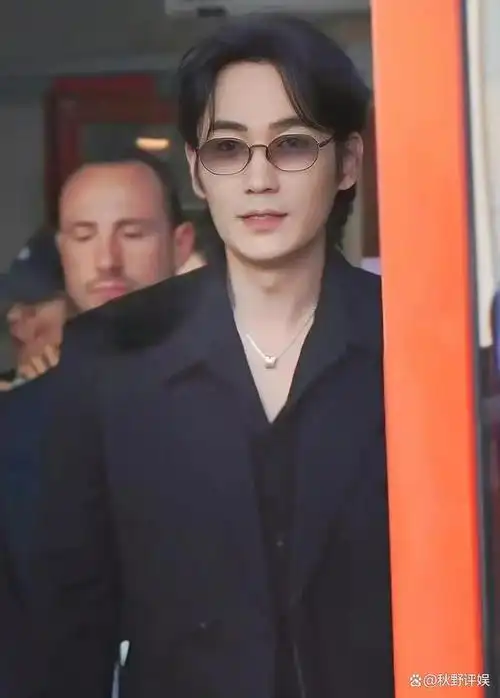 看了63岁费翔和35岁朱一龙同框,才彻底明白,什么叫"顶级气质"