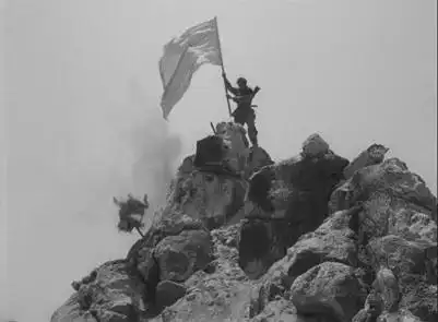将胜利的旗帜插上阵地